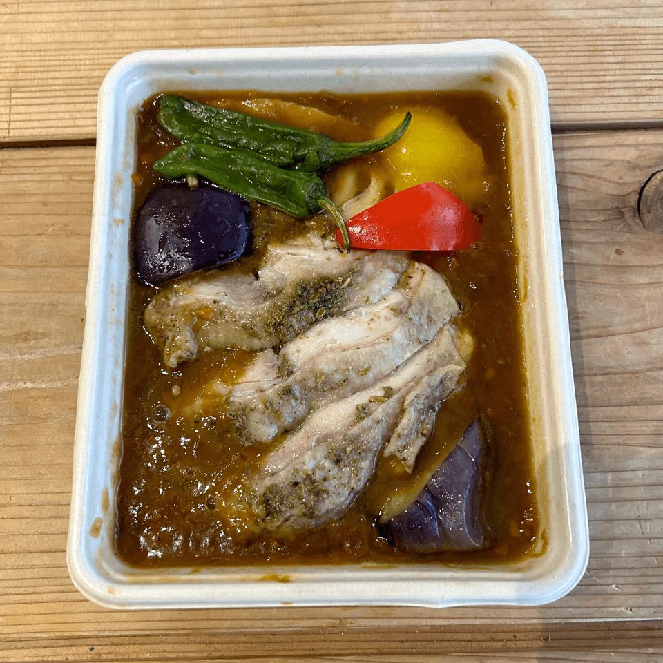 ハーブチキンカレーとチャツネのアクセント