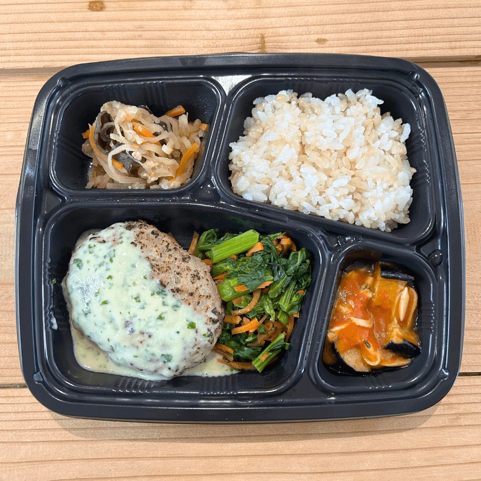手ごね風粗挽きハンバーグ大葉クリームソース